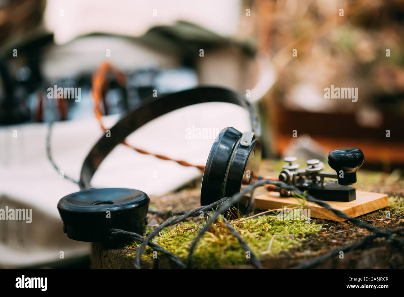 Soviet russo portatile ricetrasmettitore radio utilizzato da URSS Red Army Signal Corps nella II Guerra Mondiale. Le cuffie e il tasto del telegrafo sono su un moncone di foresta. Foto Stock
