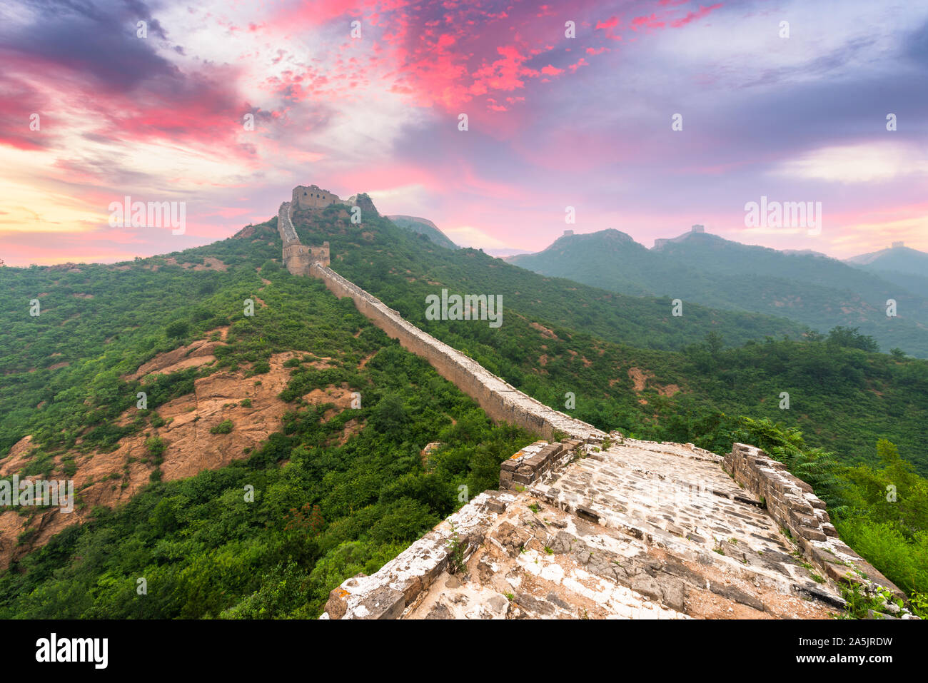 La Grande Muraglia della Cina presso la sezione Jinshanling al crepuscolo. Foto Stock