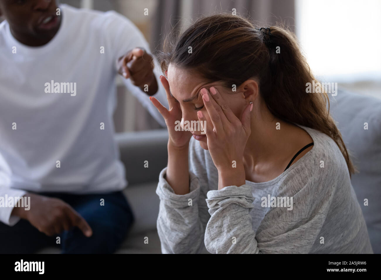 Giovane donna ignora arrabbiato americano africano marito urlando Foto Stock