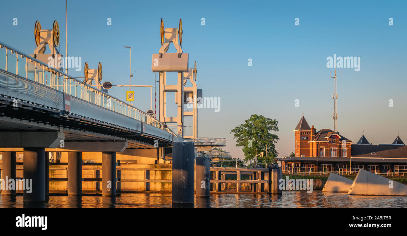 Kampen, Paesi Bassi - 7 Maggio 2018: Stadsbrug e stazione ferroviaria a Kampen, Paesi Bassi, nella luce dorata Foto Stock