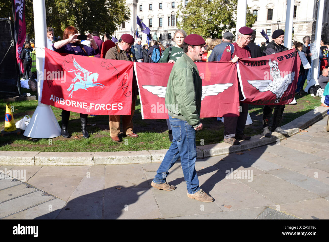 Piccolo numero di veterani militari che protestavano per la mancanza di sostegno da parte del governo al Brexit voto popolare marzo, Londra 19 ottobre 2019 REGNO UNITO Foto Stock