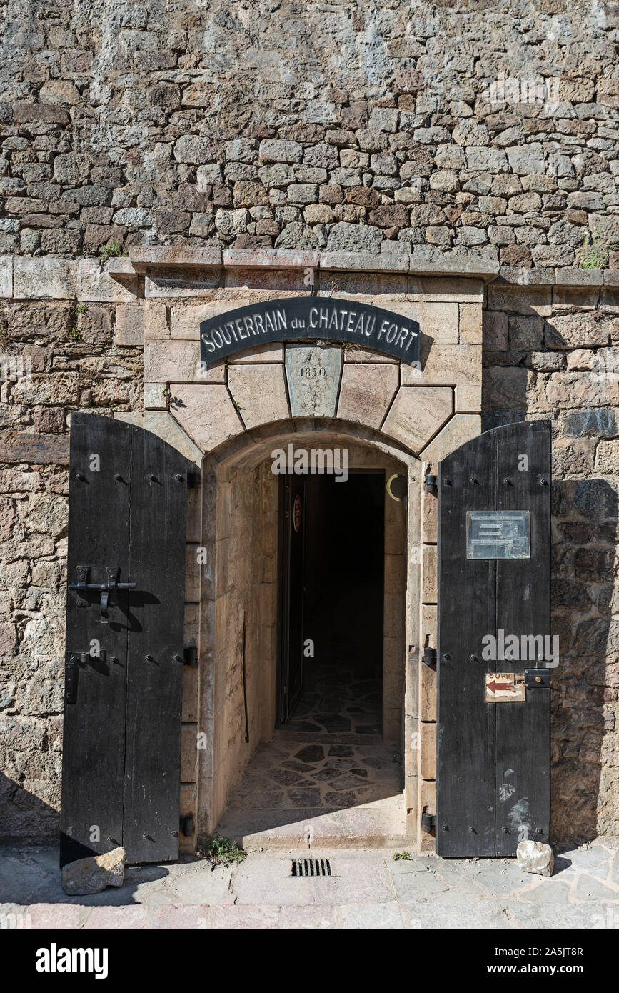 Ingresso della metropolitana scale verso Fort Liberia, Villefranche-De-Conflent town, Pirenei orientali, Francese della Catalogna, Francia Foto Stock