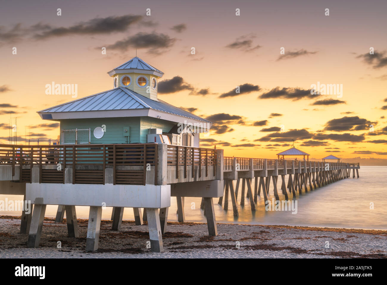 Giunone, Florida, Stati Uniti d'America presso la spiaggia di Juno Pier appena prima del sorgere del sole. Foto Stock