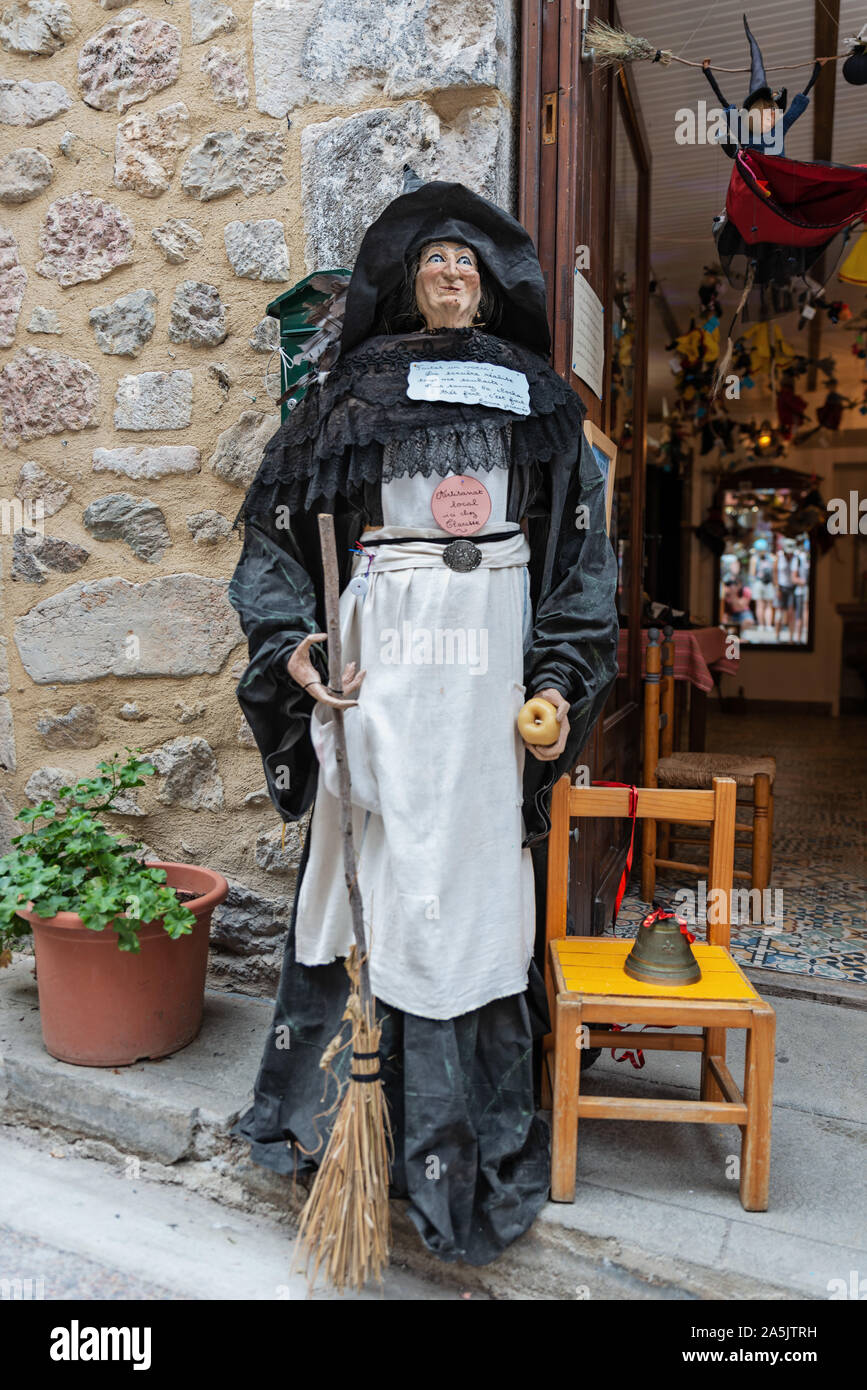 Strega dolls - Villefranche-De-Conflent town, Pirenei orientali, Francese della Catalogna, Francia Foto Stock