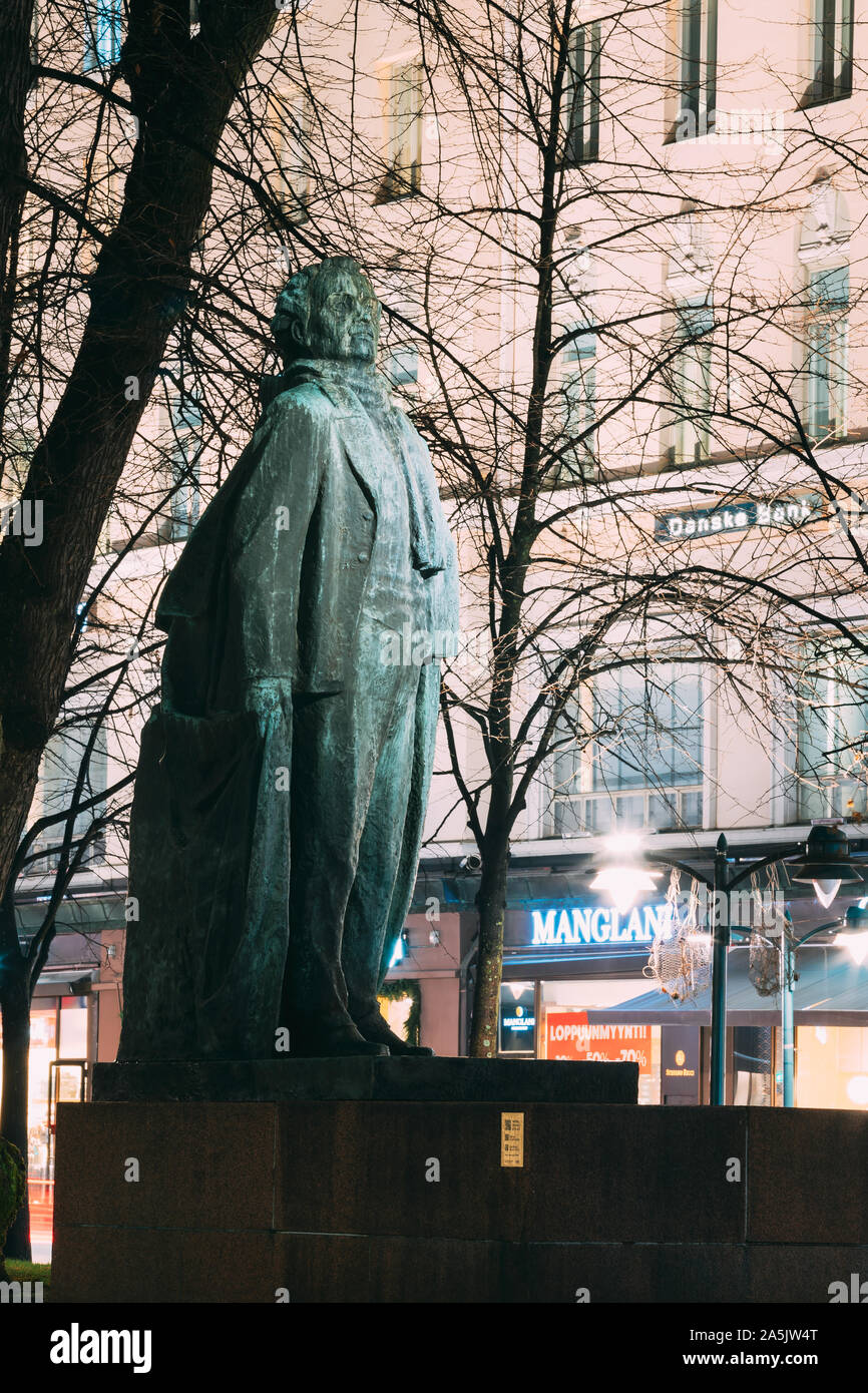 Helsinki, Finlandia - 8 Dicembre 2016: vista serale del monumento al poeta finlandese e giornalista Eino Leino nel parco Esplanade. Foto Stock