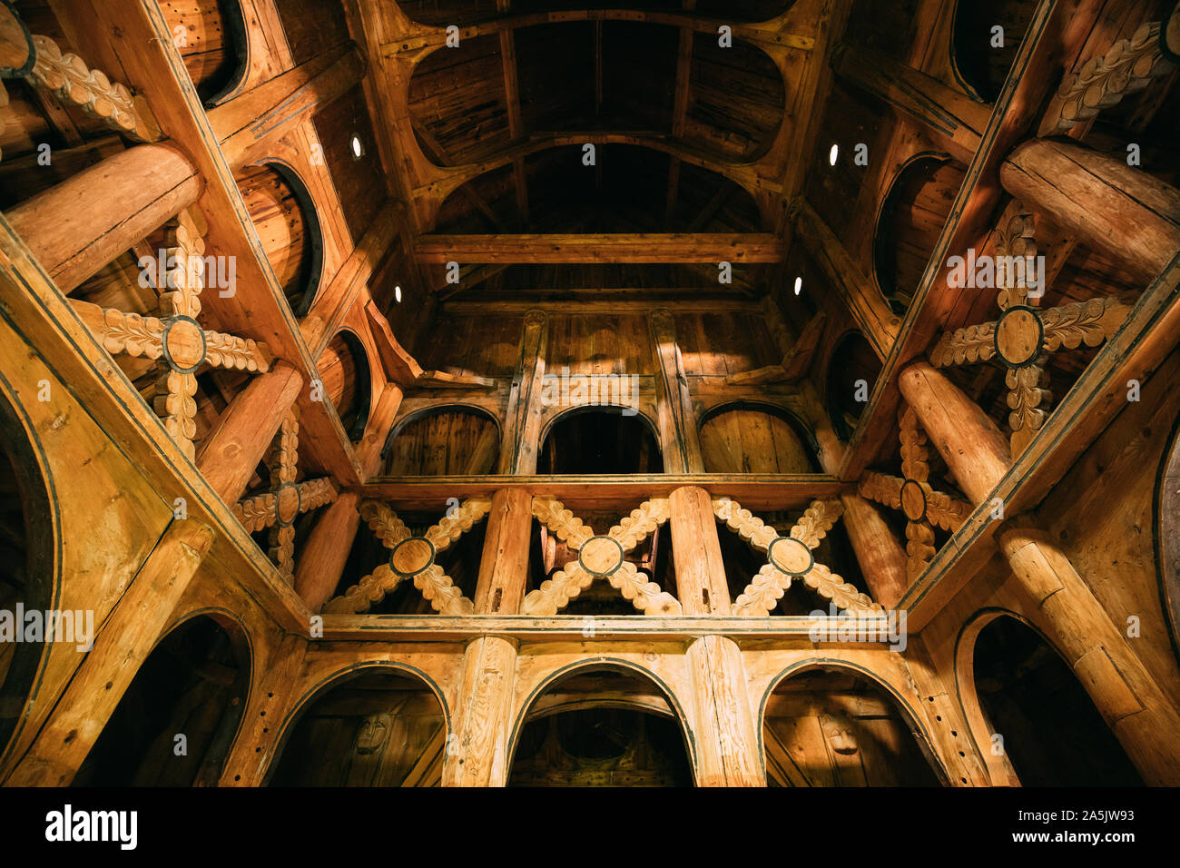 Borgund, Norvegia - 14 Giugno 2019: interni di legno famoso norvegese stavkirke Landmark. Antica in legno navata tripla doga Chiesa. Foto Stock