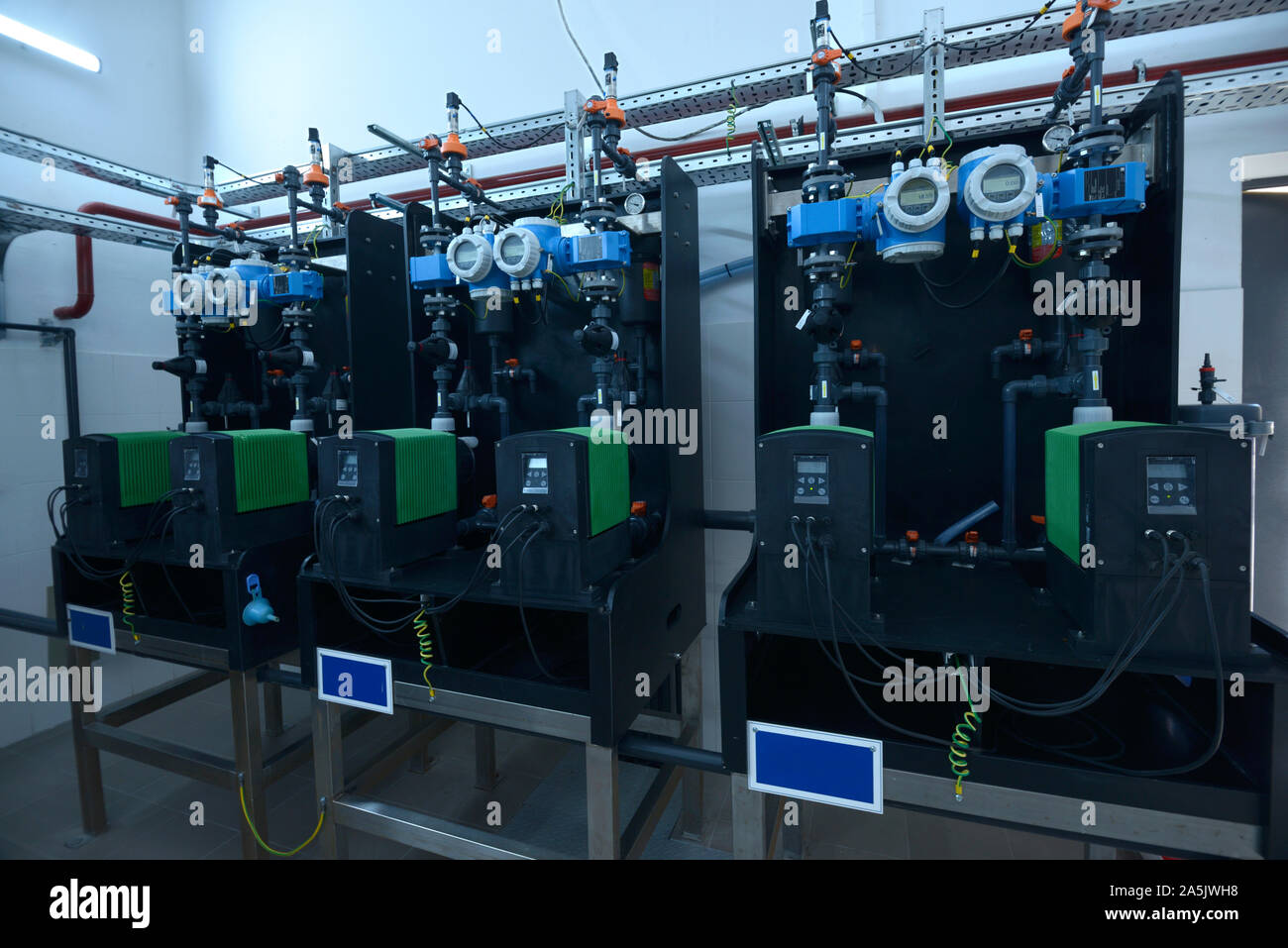 Pompe dosatrici, tubi, manometri impostato in sistemi di dosaggio hall della stazione di pompaggio di acqua Foto Stock