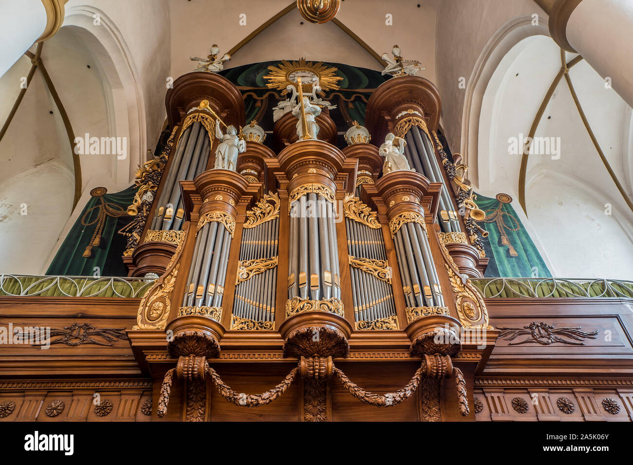 Elburg, Paesi Bassi - 9 Agosto 2018: Il Quellhorst organo della Sint-Nicolaaskerk fu costruito nel 1825. È spesso utilizzato per organo considerando. Foto Stock