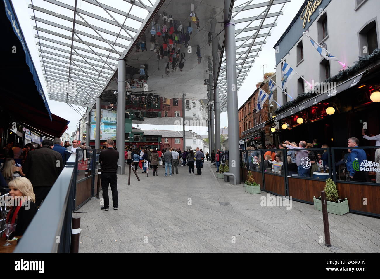 Struttura speculare al Applemarket a Waterford, Irlanda Foto Stock