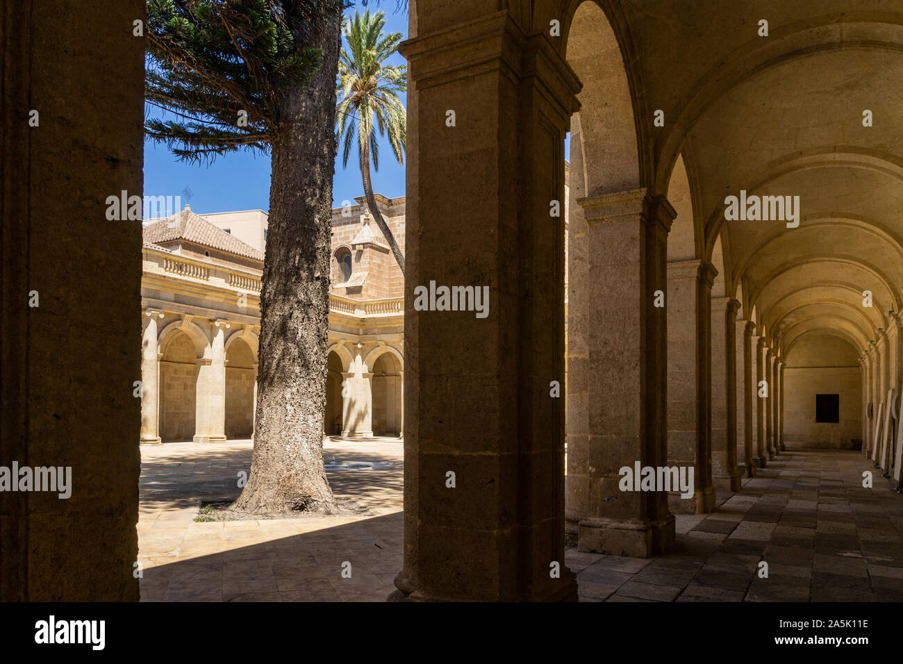 Chiostro della Cattedrale gotica di Almeria in Spagna Foto Stock