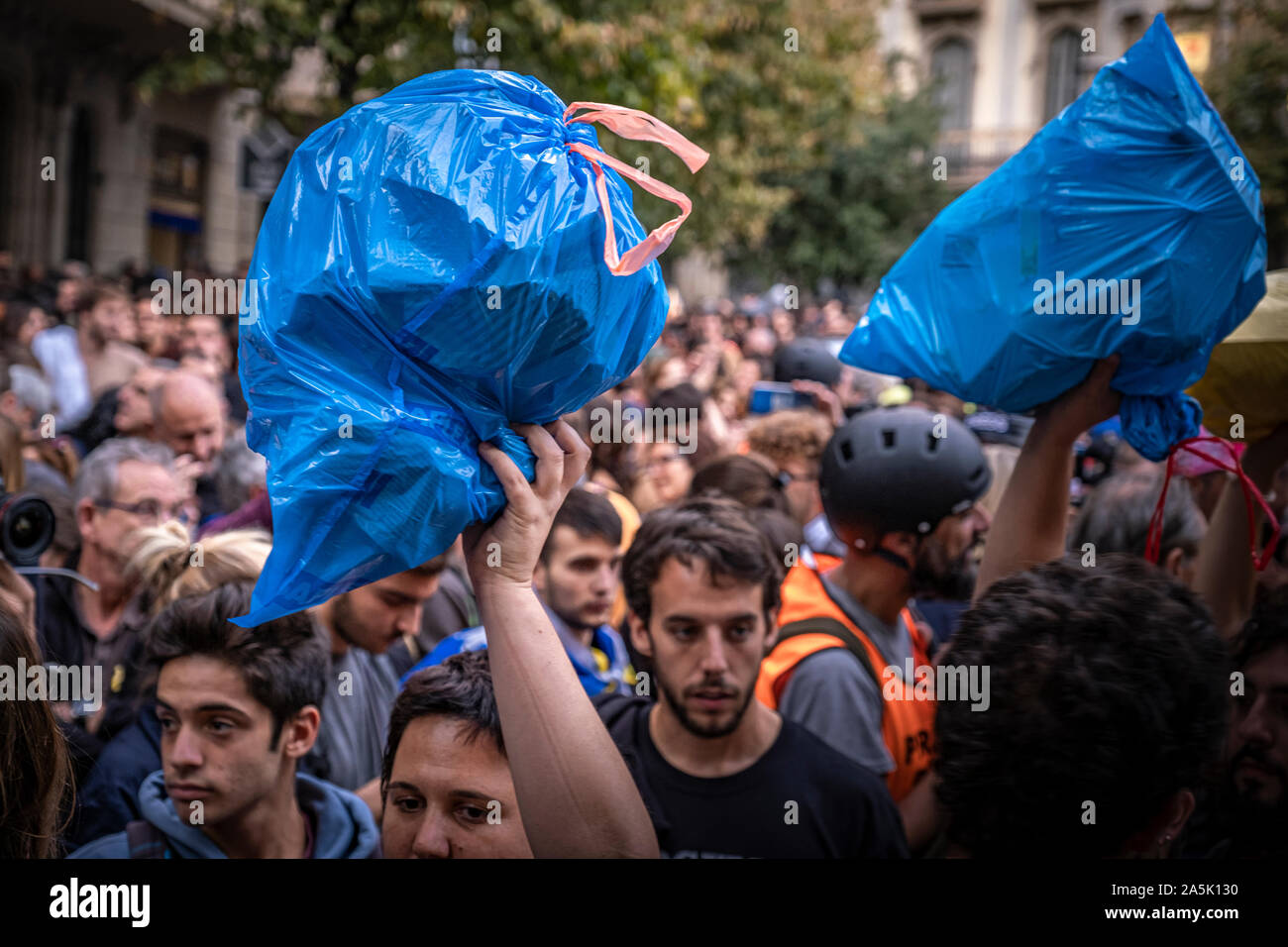 I dimostranti sono visti trasportare sacchi di rifiuti per essere gettato davanti alla delegazione del governo.di più di un migliaio di persone si sono riuniti di fronte alla delegazione del governo di Spagna in Catalogna per tenere un picnic per la Repubblica. L'azione consisteva nel lancio di sacchi della spazzatura per sottolineare la spazzatura che la Catalogna ha da pulire. Più di un migliaio di persone si sono riuniti di fronte alla delegazione del governo di Spagna in Catalogna per tenere un picnic per la Repubblica. L'azione consisteva nel lancio di sacchi della spazzatura per sottolineare la spazzatura che la Catalogna ha da pulire. Foto Stock