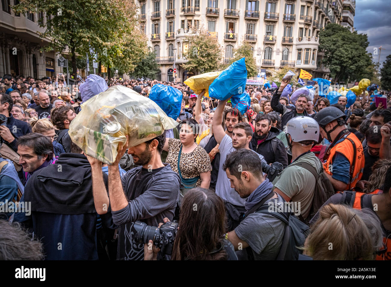 I dimostranti sono visti trasportare sacchi di rifiuti per essere gettato davanti alla delegazione del governo.di più di un migliaio di persone si sono riuniti di fronte alla delegazione del governo di Spagna in Catalogna per tenere un picnic per la Repubblica. L'azione consisteva nel lancio di sacchi della spazzatura per sottolineare la spazzatura che la Catalogna ha da pulire. Più di un migliaio di persone si sono riuniti di fronte alla delegazione del governo di Spagna in Catalogna per tenere un picnic per la Repubblica. L'azione consisteva nel lancio di sacchi della spazzatura per sottolineare la spazzatura che la Catalogna ha da pulire. Foto Stock