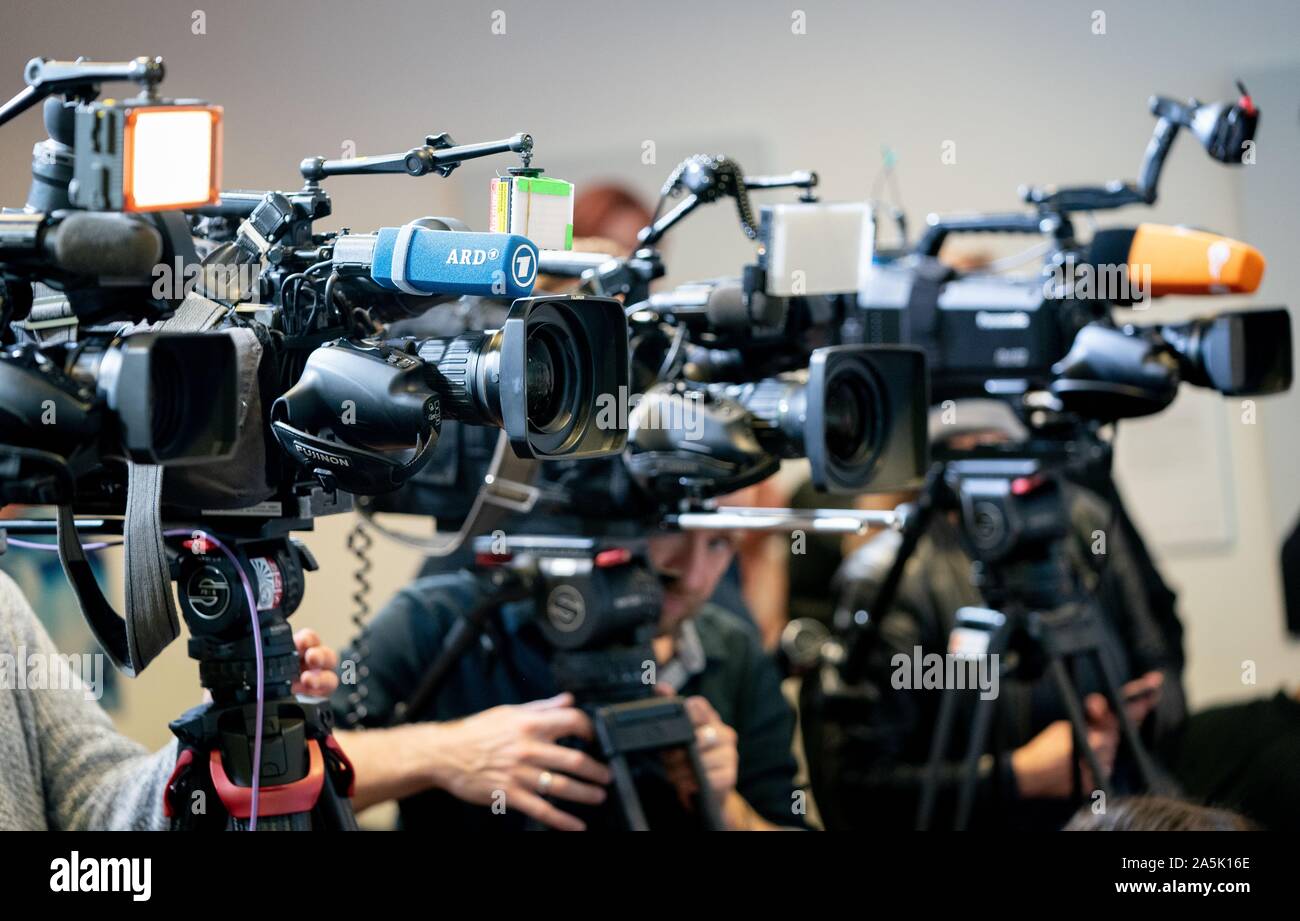 Berlino, Germania. Xxi oct, 2019. I team della telecamera da varie stazioni della televisione film una conferenza stampa su una campagna di sensibilizzazione sulla depressione. Credito: Kay Nietfeld/dpa/Alamy Live News Foto Stock