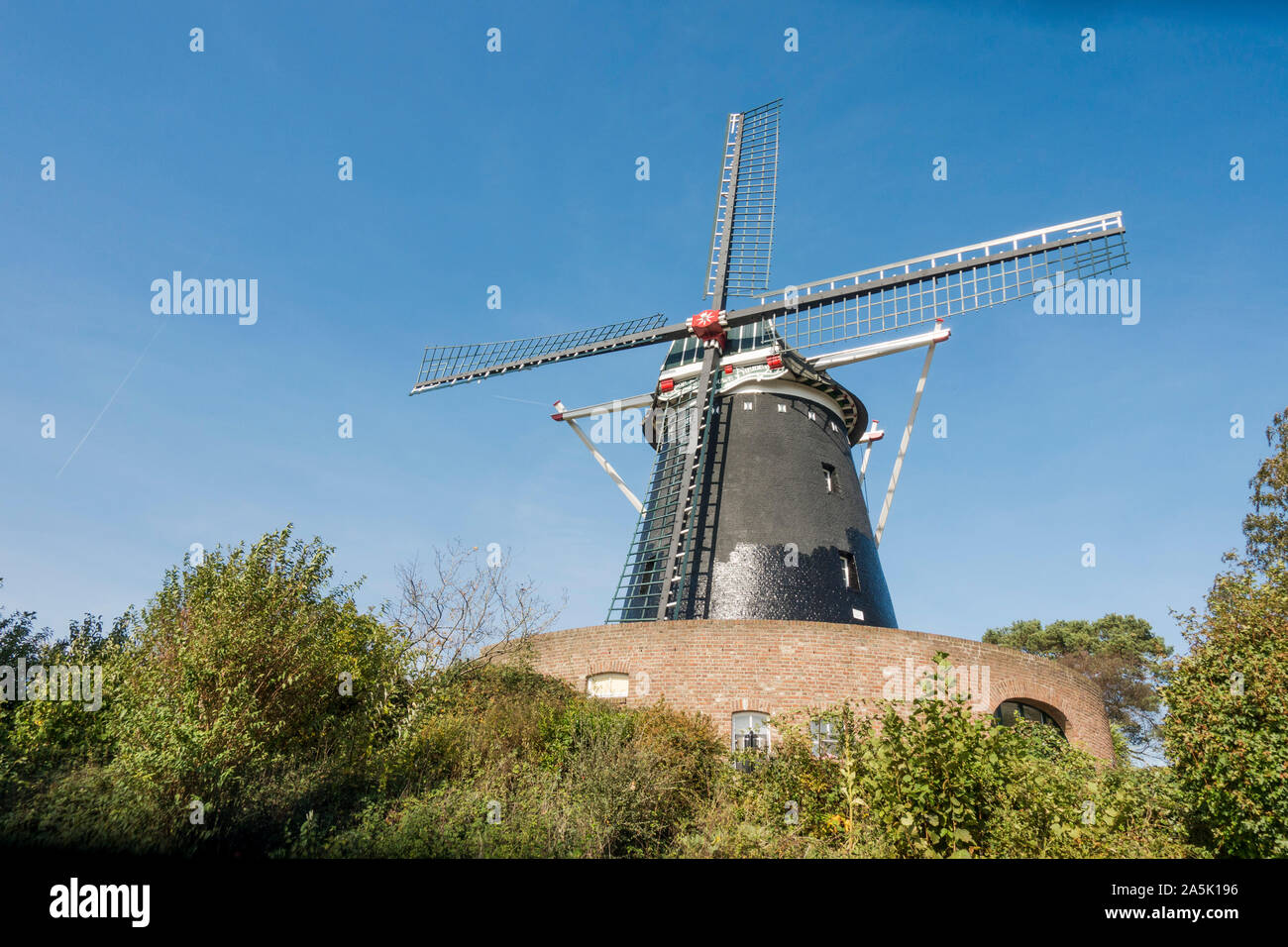 Mulino a vento olandese, il mulino a vento di monumentale "Op de Vrouweheide' costruito 1858 vicino a Voerendaal, Ubachsberg, Limburg, a sud dei Paesi Bassi. Foto Stock