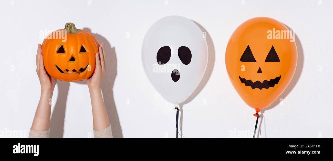 Palloncini Halloween con facce e arancione zucca Foto Stock
