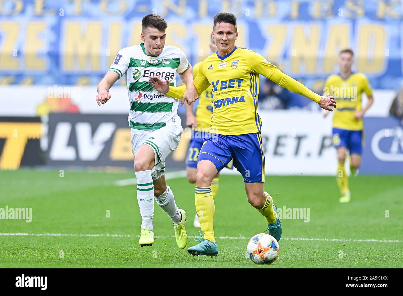 Karol Fila da Lechia Danzica (L) e Maciej Jankowski da Arka Gdynia (R) in azione durante la PKO Ekstraklasa League match tra Arka Gdynia e Lechia Gdansk.punteggio finale; Arka Gdynia 2:2 Lechia Gdansk. Foto Stock