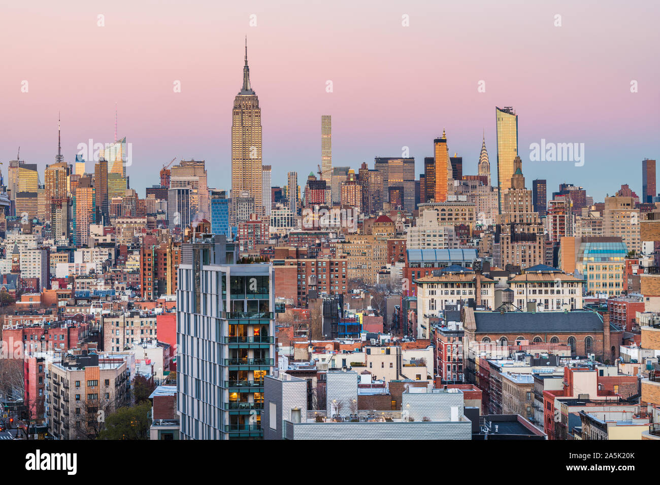 New York City Midtown Manhattan edifici finanziari dello skyline della città al tramonto. Foto Stock