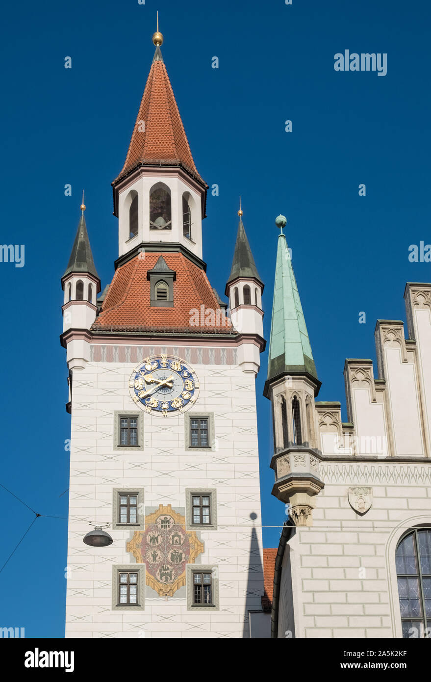 La sezione esterna del vecchio municipio edificio (Altes Rathaus) e la torre dell orologio, Città Vecchia, Monaco di Baviera, Germania Foto Stock
