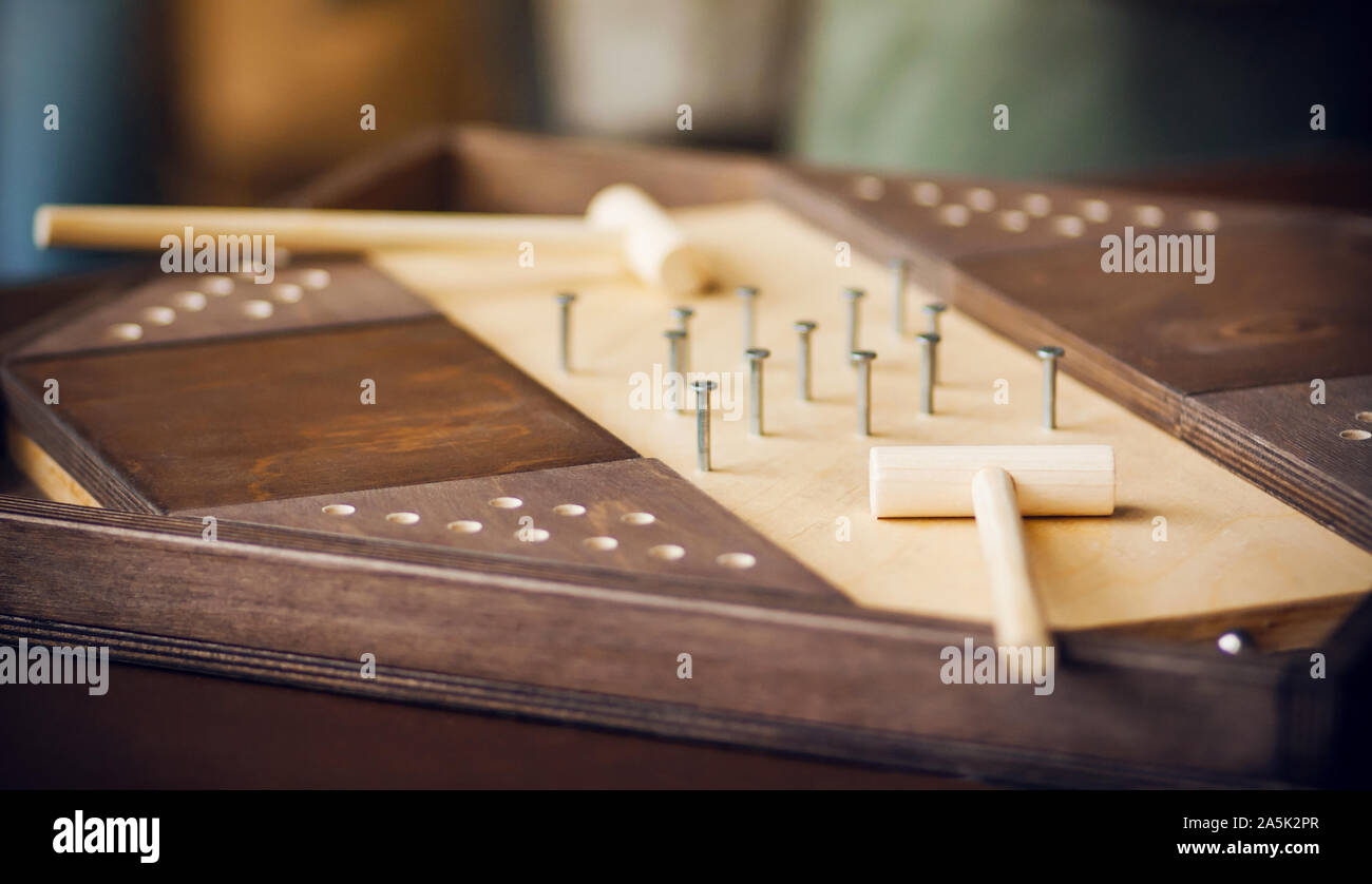 In casa in legno gioco da tavolo per due con martelli di legno per il relax e per una sana concorrenza. Foto Stock
