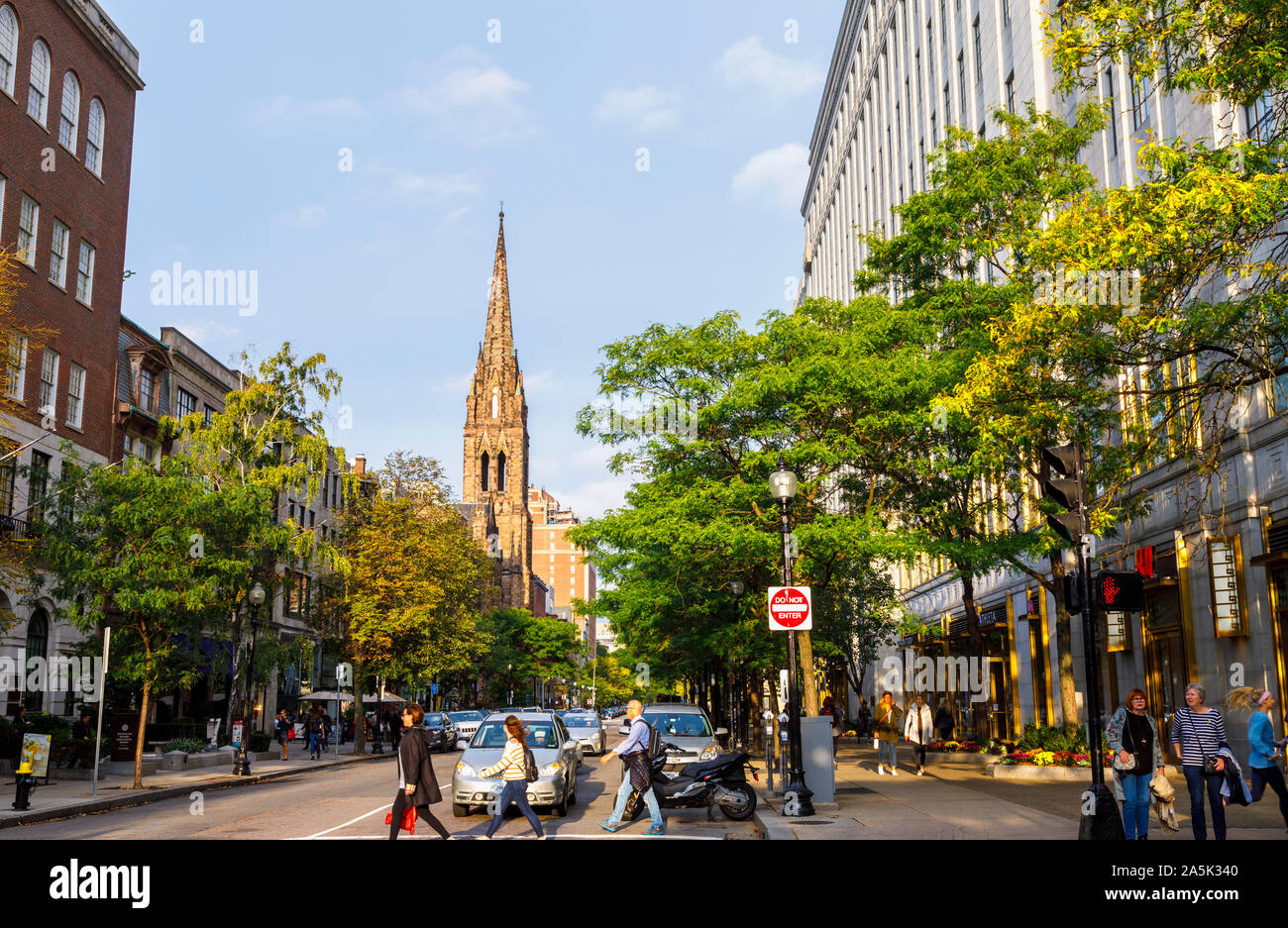 Newbury Street con vista del campanile della chiesa storica del patto di Back Bay quartiere di Boston, Massachusetts, New England, STATI UNITI D'AMERICA Foto Stock