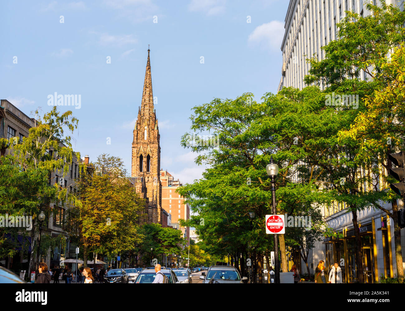 Newbury Street con vista del campanile della chiesa storica del patto di Back Bay quartiere di Boston, Massachusetts, New England, STATI UNITI D'AMERICA Foto Stock