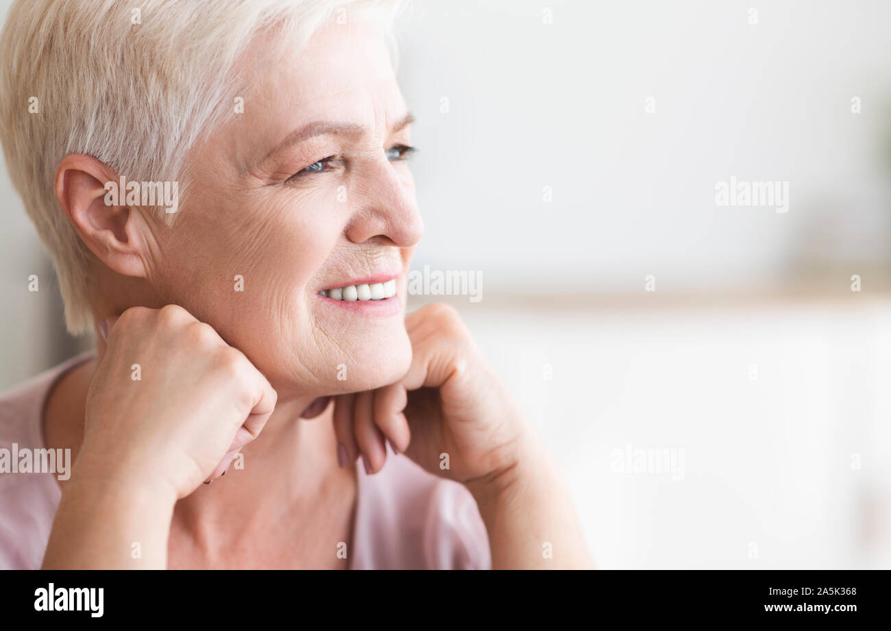 Close up della bella signora senior cercando riposo Foto Stock