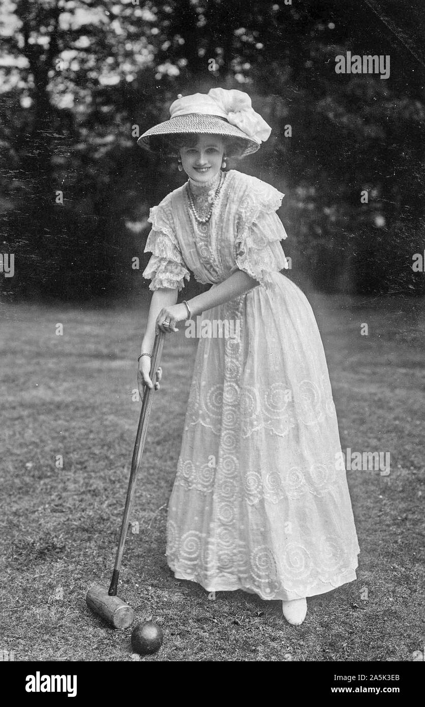 Miss Gertie Millar riproduzione di croquet ca. Credito 1910-1919: UBC Library Foto Stock