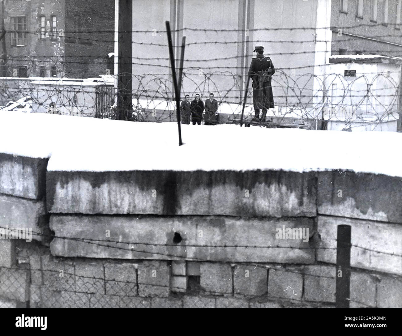 11/25/1962 - tre giovani uomini vengono guardati con sospetto dalla Volkspolizei, Berlino Chaussee, Nov 25, 1962 Foto Stock