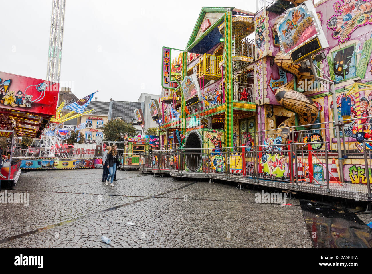 Fiera annuale nel centro della cittadina olandese di Sittard, durante la pioggia, Limburgo, Paesi Bassi. Foto Stock