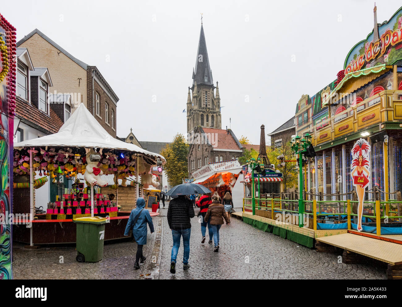 Fiera annuale nel centro della cittadina olandese di Sittard, durante la pioggia, Limburgo, Paesi Bassi. Foto Stock