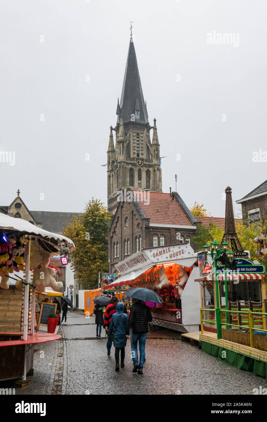 Fiera annuale nel centro della cittadina olandese di Sittard, durante la pioggia, Limburgo, Paesi Bassi. Foto Stock