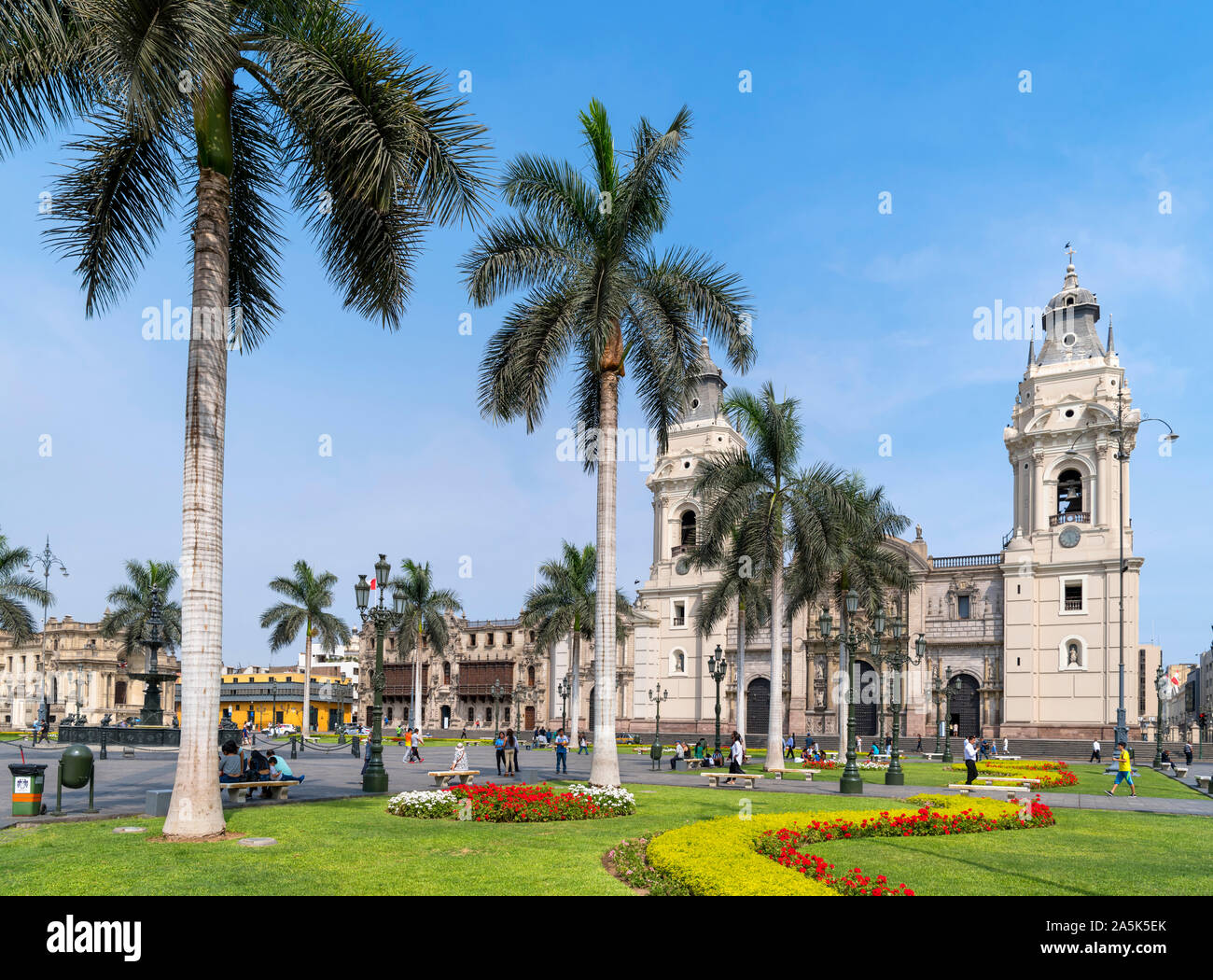 Plaza de Armas (Plaza Mayor) nel centro storico (Centro Historico), guardando verso la cattedrale, Lima, Perù, Sud America Foto Stock
