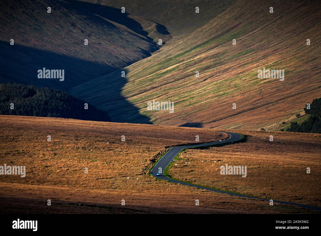 Strada di Montagna con la luce della sera nel Parco Nazionale di Brecon Beacons, Wales, Regno Unito Foto Stock