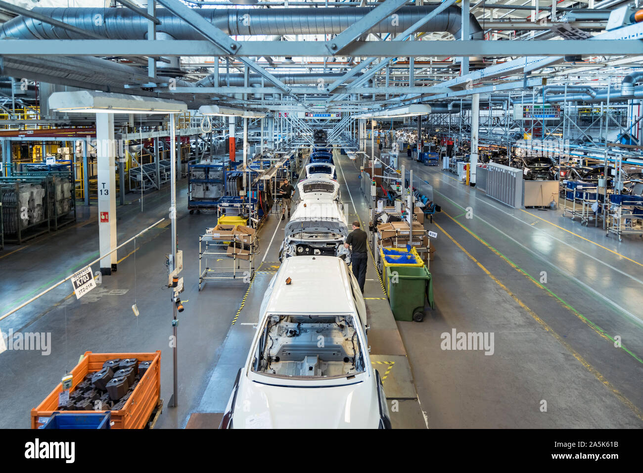 Lavoratori auto su linea di produzione nella fabbrica di automobili Foto Stock