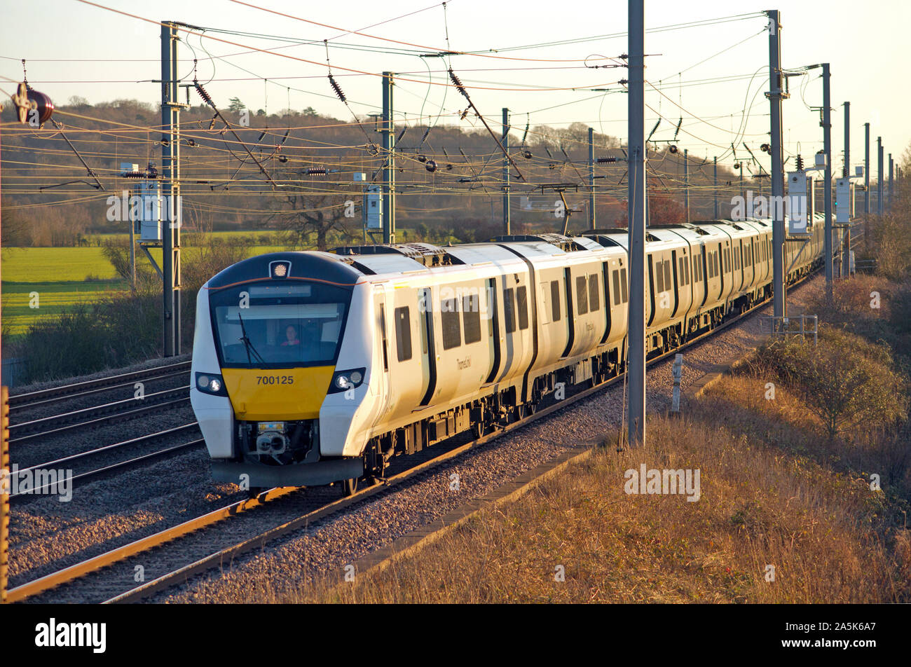 Classe 700 electric multiple del numero di unità di lavoro 700125 un servizio Thameslink a Sandy sulla costa est Mainline. Il 17 gennaio 2019. Foto Stock