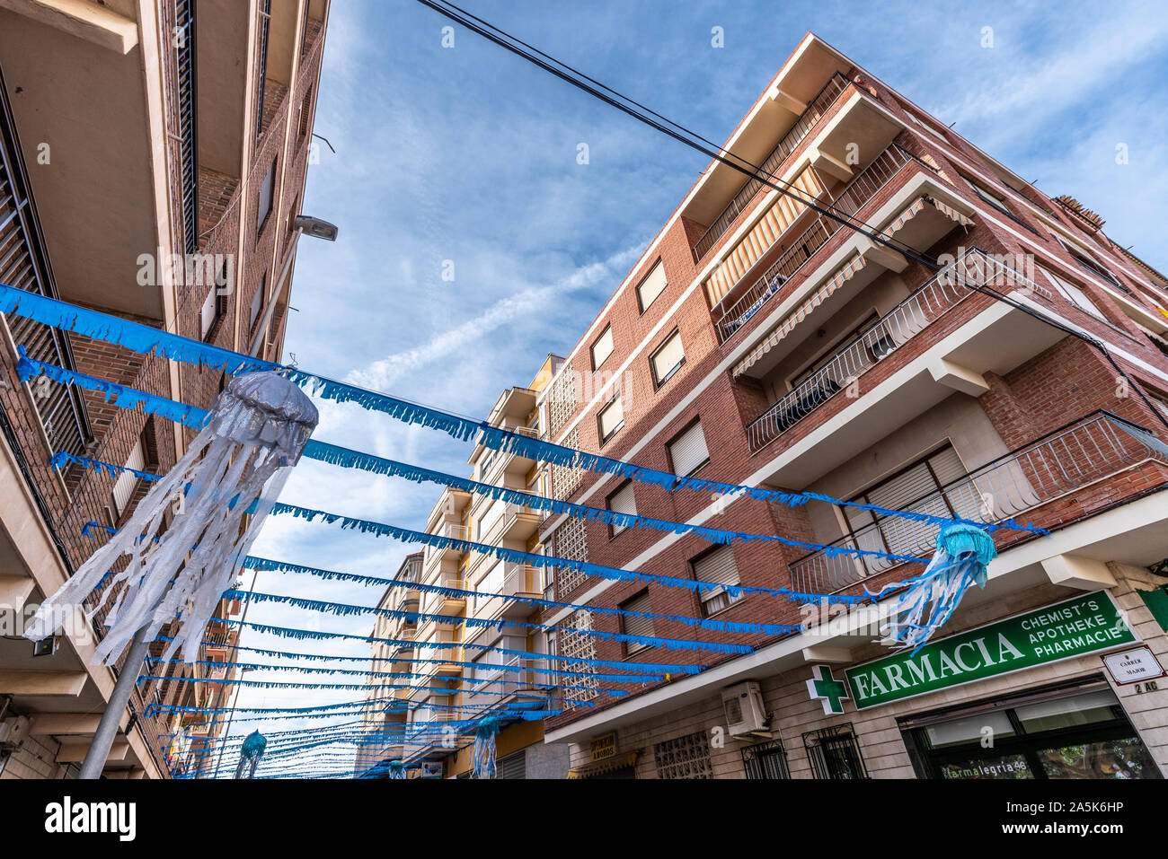 Decorazione per strada La Marina, un villaggio gestito dalla città di Elche nella provincia di Alicante in Spagna Costa Blanca dal mare Mediterraneo Foto Stock
