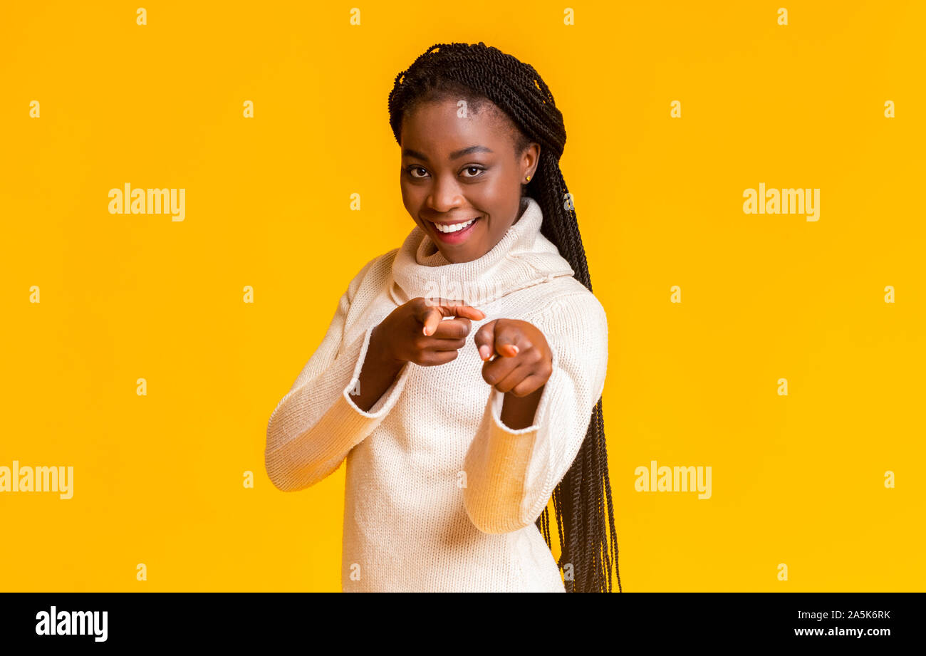 Fiducioso attraente ragazza nera rivolta verso le dita in telecamera Foto Stock