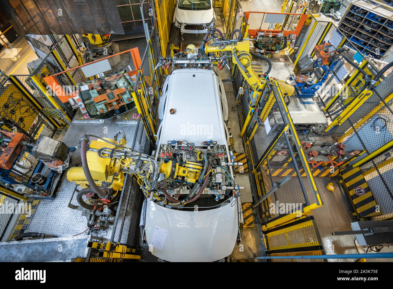 Robot di auto sulla linea di produzione in fabbrica di automobili Foto Stock