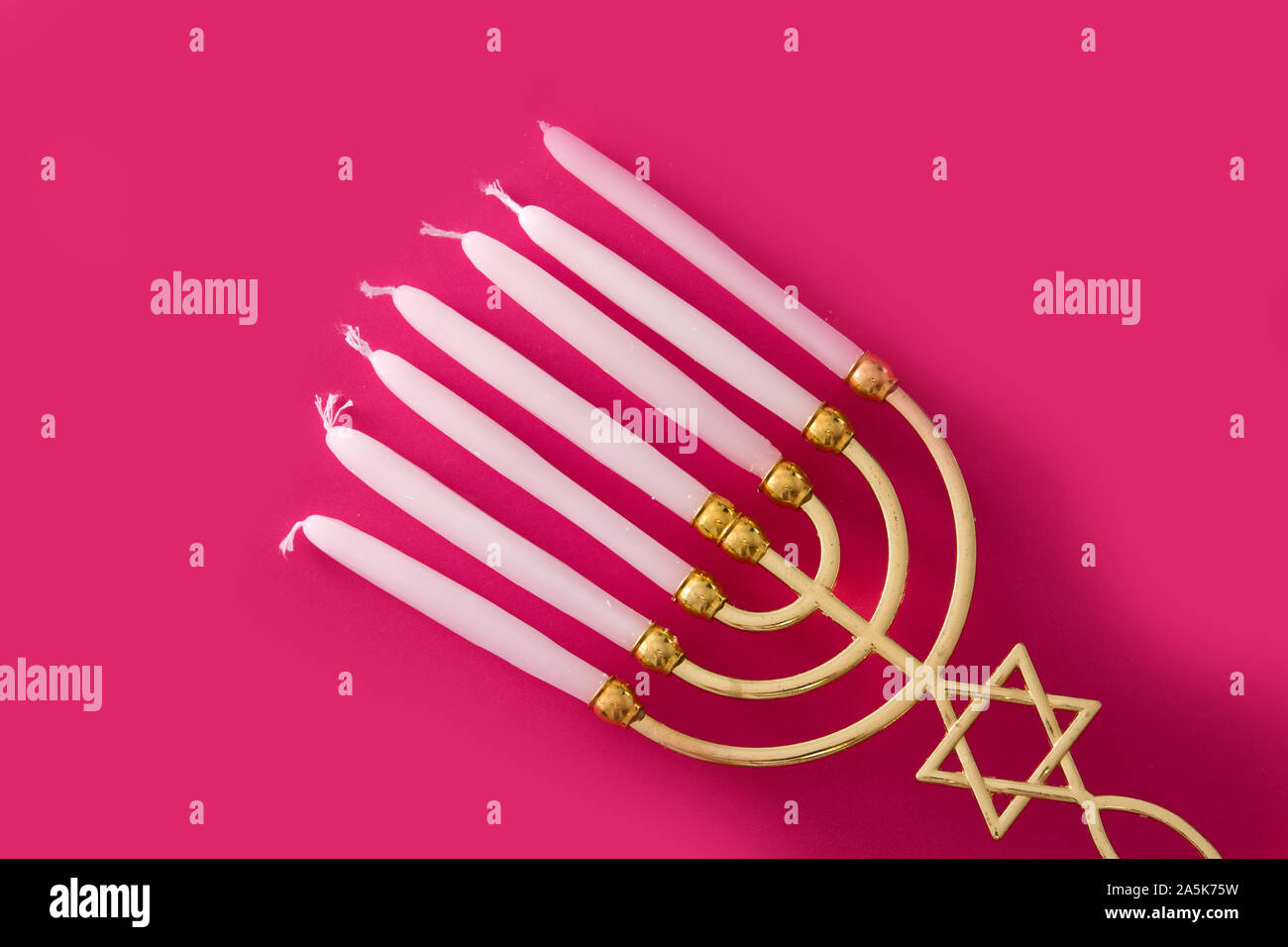 Jewish Hanukkah menorah su sfondo rosa Foto Stock