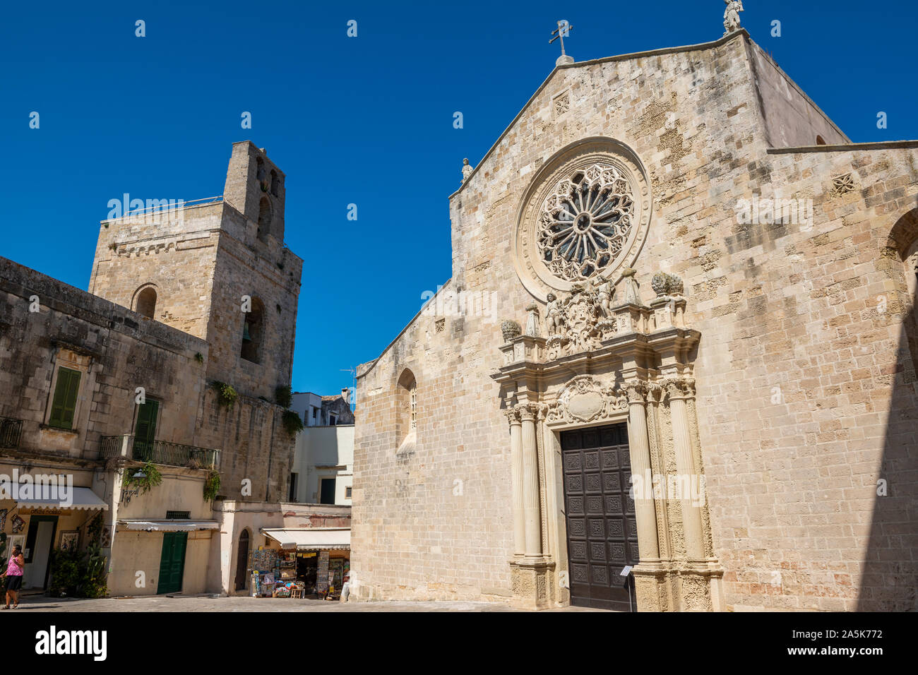 Facciata e campanile della Cattedrale di Santa Maria Annunziata (Cattedrale di Santa Maria dell'annuncio) a Otranto in Puglia (Puglia) nel sud di essa Foto Stock