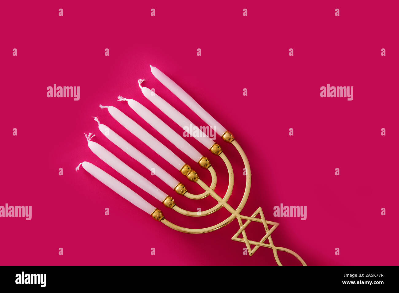 Jewish Hanukkah menorah su sfondo rosa Foto Stock