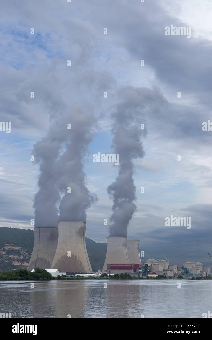 Cruas Centrale Nucleare sul fiume Rodano, Francia. Foto Stock
