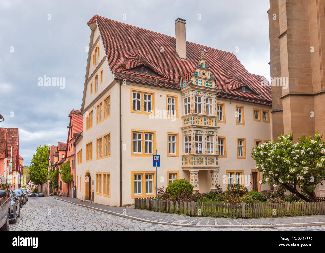 Pittoresca casa con piccolo giardino a Rothenburg ob der Tauber Città Vecchia, Baviera, Germania, Europa, una delle più popolari destinazioni di viaggio su Roma Foto Stock