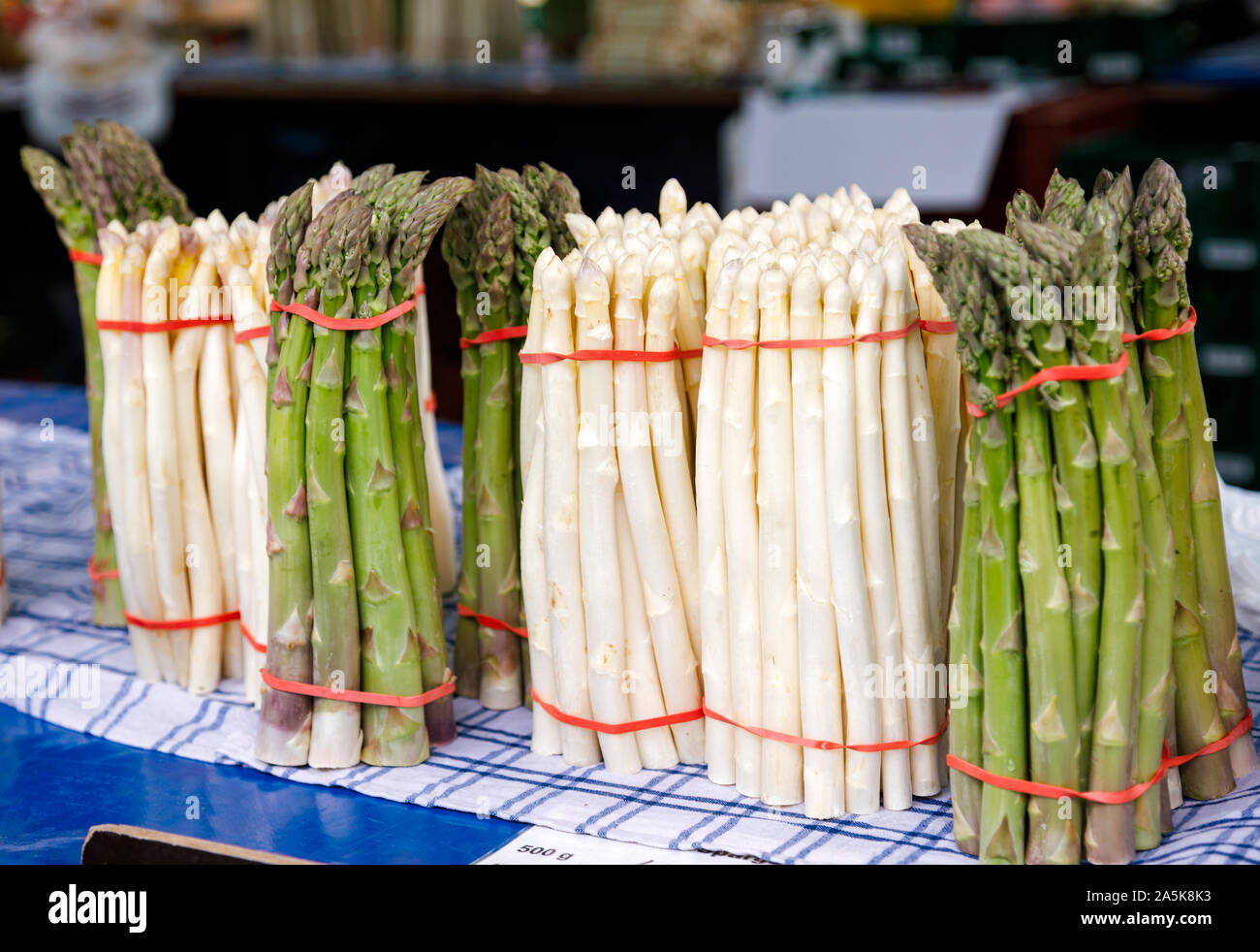 Bianco crudo e asparagi verdi per la vendita al mercato locale in Baviera Germania - una verdura diffusa durante la stagione Spargel (Spargelzeit o Spargelsaison) Foto Stock