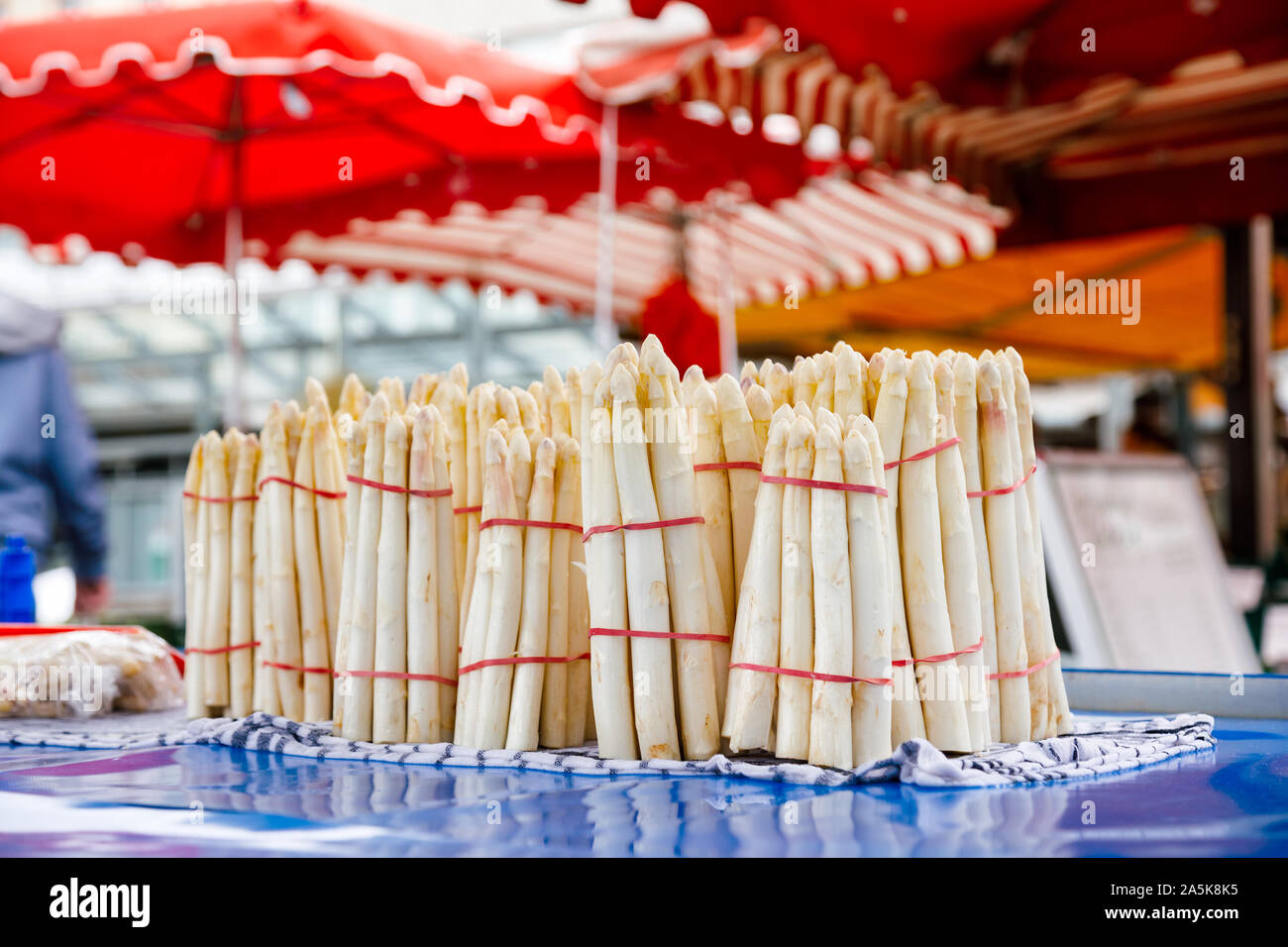 Materie asparagi bianchi per la vendita al mercato locale in Baviera Germania - una verdura diffusa durante la stagione Spargel (Spargelzeit o Spargelsaison) Foto Stock