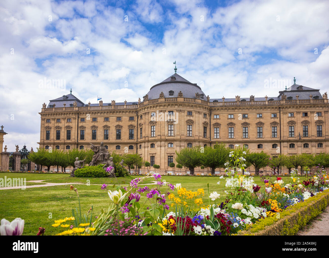 Ala Sud del Barocco: Residenza di Würzburg (Wurzburger Residenz), il Sito Patrimonio Mondiale dell'UNESCO in Franconia, Baviera settentrionale, Germania, con giardino fl Foto Stock