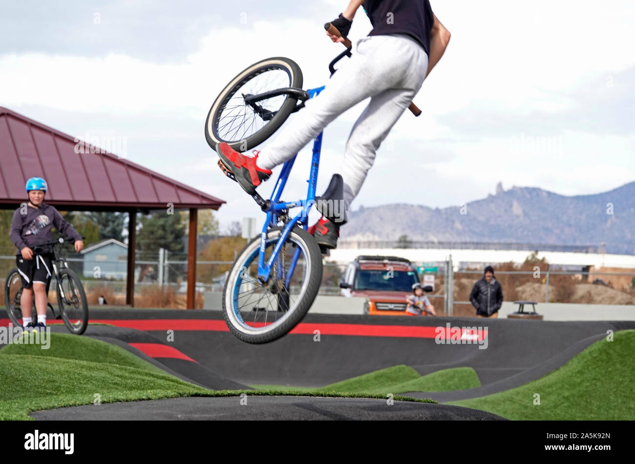 Giovani motociclisti navigare i loro veicoli su una pista a una bicicletta e skate park a Redmond, Oregon Foto Stock