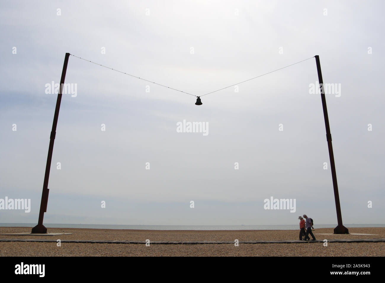 L'opera d'arte da un K Dolven, "Fuori del Tune', 2011 La campana detenute aloft su un filo sopra la spiaggia è il sedicesimo secolo tenor campana dalla Chiesa Scraptoft nel Leicestershire, che è stato rimosso dalla chiesa perché era in sintonia con le altre campane nel peal. Il suo sito sulla spiaggia in Folkestone è stato destinato ad allineare con la torre di Santa Maria e San Eanswythe (Folkestone Chiesa Parrocchiale) che risale al VII secolo. È anche la "picchi" alla Chiesa di St Peters, chiaramente visibile sulla East Cliff. Foto Stock