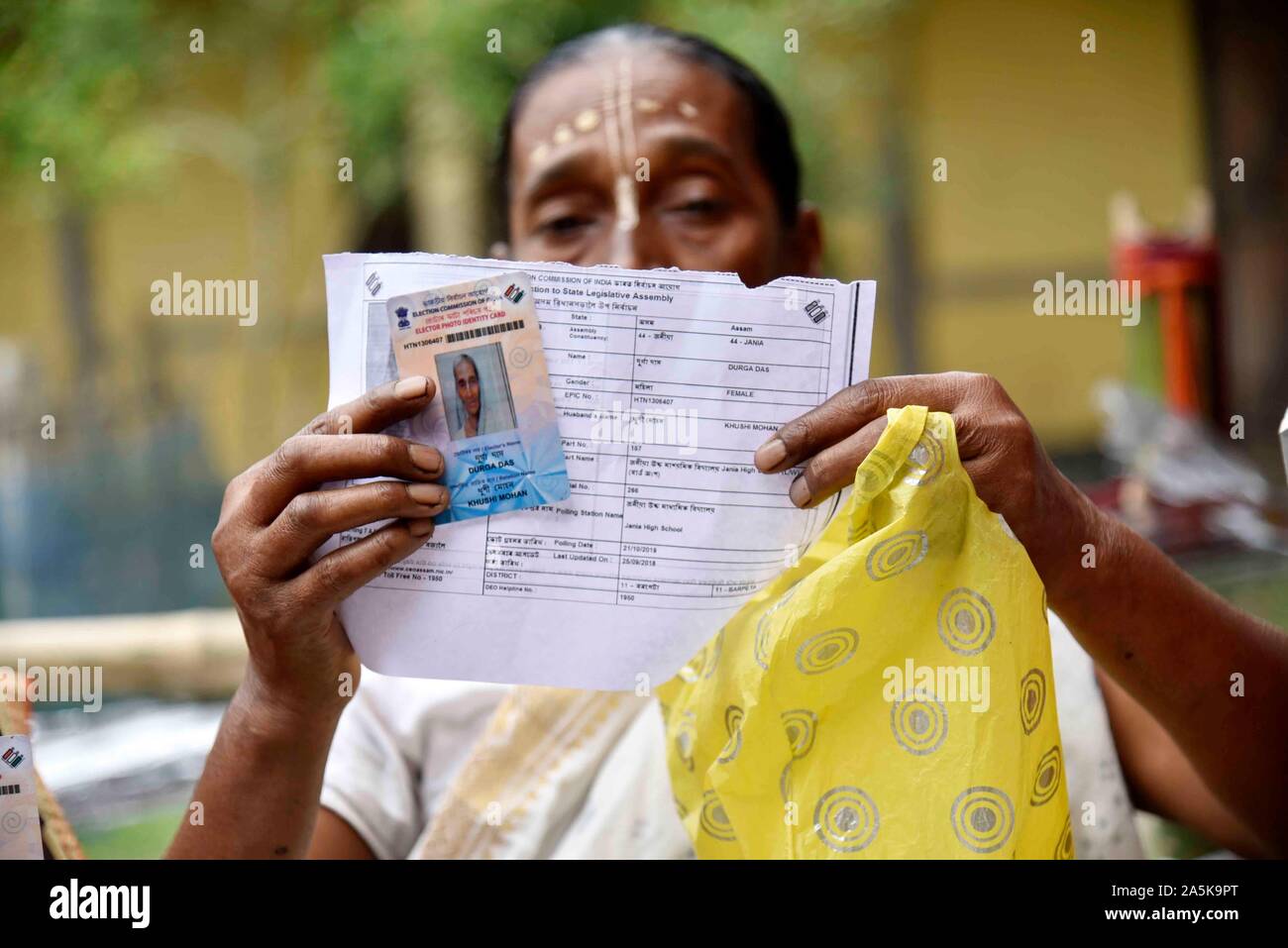 Gruppo By-Poll elezione in Assam. Barpeta, Assam, India. Il 21 ottobre 2019. Gli elettori arriva alla fusione i loro voti alla stazione di polling per il polling per gruppo Jania circoscrizione, Barpeta distretto di Assam in India, Lunedì 21 Ottobre, 2019. Foto: David Talukdar/ Alamy Live News Foto Stock