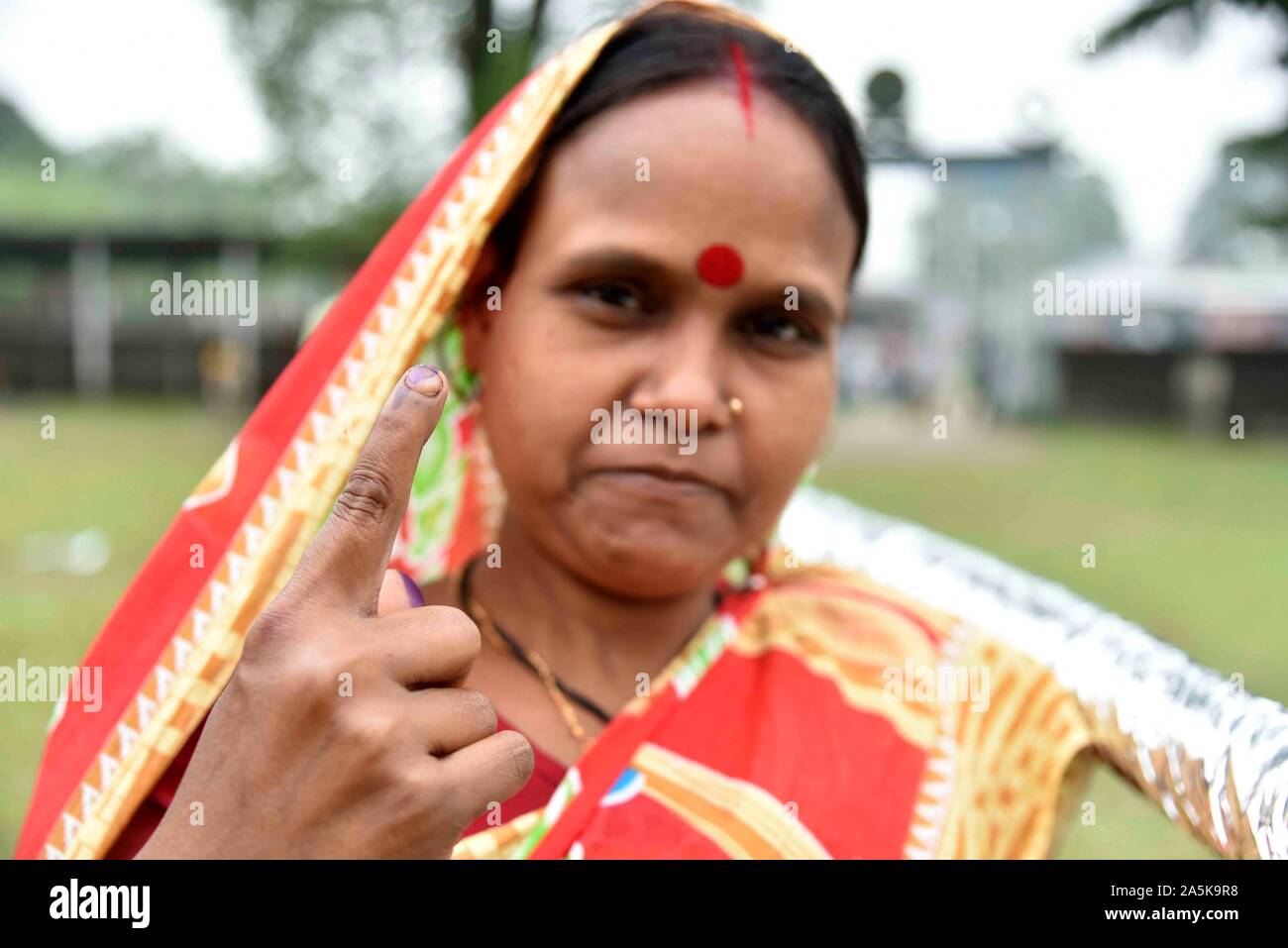 Gruppo By-Poll elezione in Assam. Barpeta, Assam, India. Il 21 ottobre 2019. Gli elettori arriva alla fusione i loro voti alla stazione di polling per il polling per gruppo Jania circoscrizione, Barpeta distretto di Assam in India, Lunedì 21 Ottobre, 2019. Foto: David Talukdar/ Alamy Live News Foto Stock